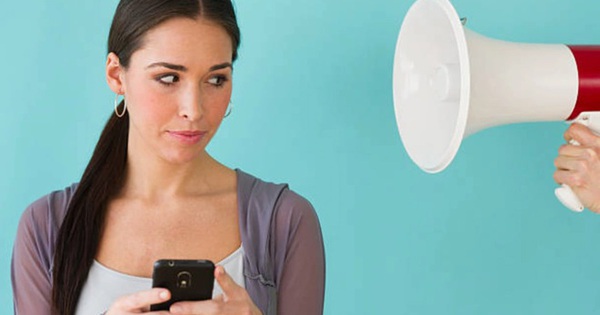 Vợ đi kê khai nhân khẩu, phải gọi điện về hỏi tên đầy đủ của chồng con