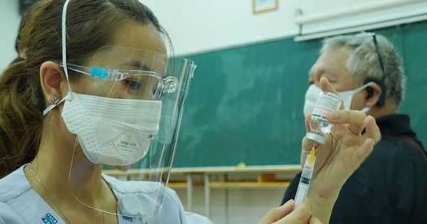 TP.HCM: Người trên 65 tuổi, người có bệnh nền, béo phì được tiêm ở bệnh viện