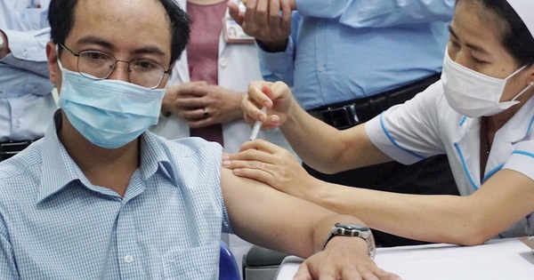 Người trên 65 tuổi mắc bệnh mãn tính có nên tiêm vaccine COVID-19 và tiêm ở đâu?