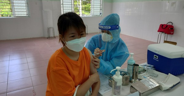 TP.HCM: Tiêm chủng vaccine ngừa COVID-19 an toàn và quản lý chặt khu cách ly