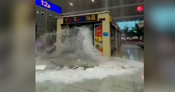 'Xin cứu chúng tôi': Khoảnh khắc cận kề cái chết theo lời kể của hành khách trên con tàu điện ngầm chìm trong trận lũ 'ngàn năm có một' ở Trung Quốc - Vimarsana News
