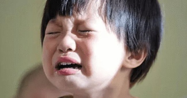 Cháu trai 4 tuổi có thói quen trùm kín đầu lúc ngủ, bà nội khóc ngất khi biết nguyên nhân từ mẹ kế