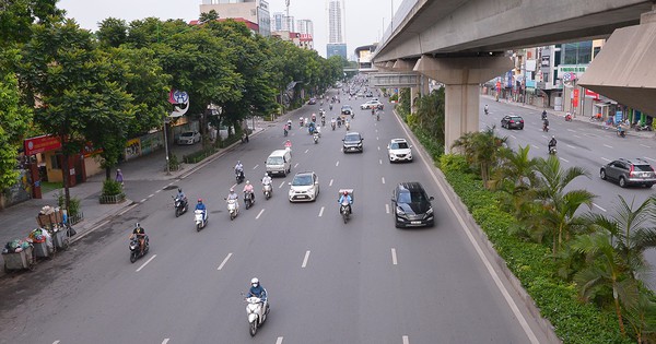 Hình ảnh khác lạ trên những tuyến đường nóng về ùn tắc giao thông của Hà Nội trong giờ cao điểm ngày đầu tuần - Vimarsana News