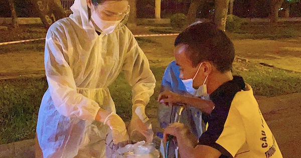 3 Hoa hậu Việt Nam phát cơm 400 suất cơm cho người nghèo giữa dịch COVID-19