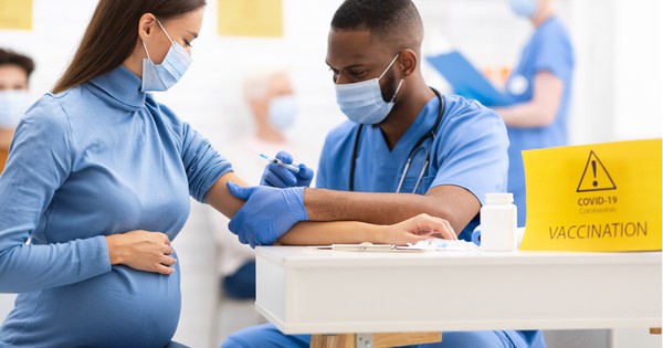 Tiêm vaccine COVID-19 xong mới biết mang thai có ảnh hưởng gì không? - Vimarsana News