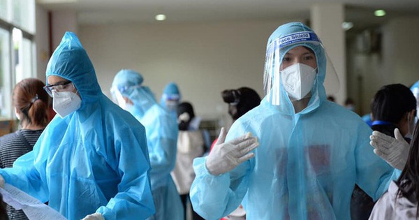 Nam MC không thể về chịu tang cha vì đang làm tình nguyện viên chống dịch tại TP.HCM, nghe chia sẻ mà xót xa!