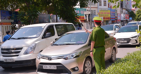 Hà Nội kiểm soát chặt người ra đường trong bối cảnh thành phố có thêm gần 70 ca dương tính. - Vimarsana News
