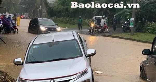 Hình ảnh đầu tiên về đợt mưa to đang diễn ra ở miền Bắc: Ngập ngang ô tô, tài sản chìm trong biển nước - Vimarsana News