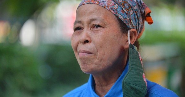 Những chia sẻ xúc động của công nhân thu gom rác được trả lương: "U uất trong người bao lâu nay được trút hết" - Vimarsana News