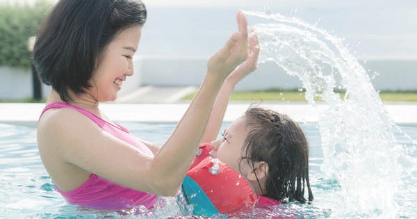 Lần đầu mẹ mặc đồ bơi xuống biển cùng con