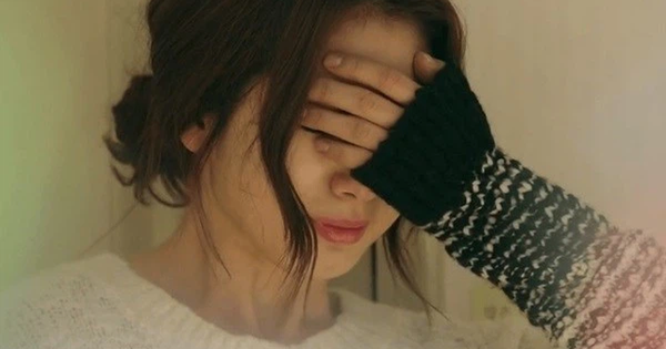 Nhân lúc vợ sinh con, chồng đi sớm về muộn, cuối tuần mất hút không ai biết và bí mật được hé mở trong ngày có khách