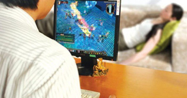 Chồng như người tự kỷ vì suốt ngày ôm máy tính “cày” game