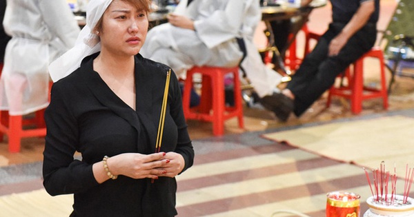 Phi Thanh Vân xót xa vì mẹ ruột qua đời nhưng không thể ở bên, Ốc Thanh Vân và dàn sao gửi lời tiễn biệt