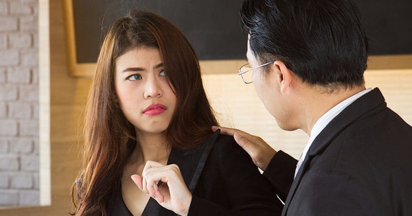 Đêm muộn đi công tác về chồng vội ôm ấp vợ, ngẩng mặt nhìn tấm ảnh trên tường mà anh ta suýt ngã khỏi giường