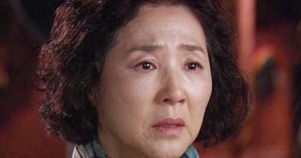 Mẹ chồng cũ đến thăm mang theo túi táo, mẹ đẻ vứt ngay vào thùng rác, đến khi đi đổ rác con dâu mới giật mình khi thấy thứ rơi ra