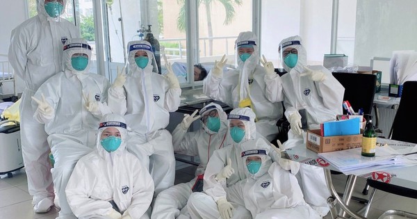 Xúc động y, bác sĩ viết đơn xin tiếp tục ở lại bệnh viện dã chiến để điều trị bệnh nhân COVID-19