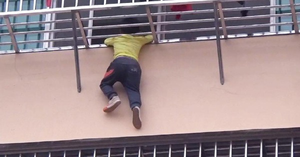 Tai nạn thương tâm ở nhà cao tầng đã quá nhiều, các bậc cha mẹ phải làm ngay việc này để giữ an toàn cho trẻ nhỏ