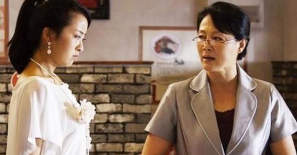Một buổi tối, mẹ chồng bỗng dẫn em chồng đến phòng tôi, bật khóc van xin một điều khiến tôi điêu đứng