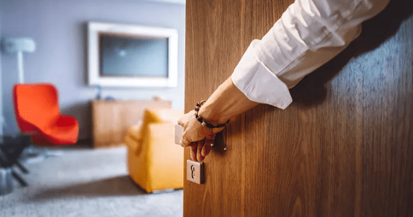 Chồng ngoại tình, phụ nữ ngốc đánh ghen, người thông minh làm điều này