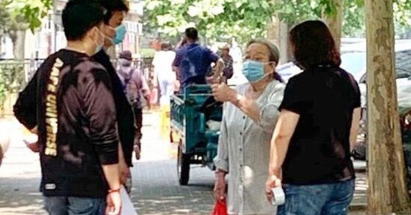 “Dung ma ma” ở tuổi 85: Tóc bạc phơ, mặc giản dị, vẫn được fan nhận ra