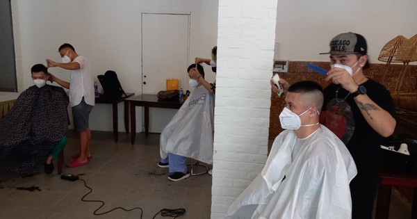 Cắt tóc miễn phí cho y, bác sĩ nơi tâm dịch TP Hồ Chí Minh