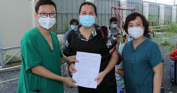 ‘Tờ giấy hạnh phúc’ của 13 bệnh nhân COVID-19 nặng và nguy kịch ngày xuất viện