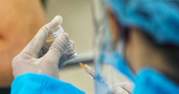 Bộ Y tế nói gì về đề xuất tiêm vaccine COVID-19 cho học sinh trung học phổ thông?