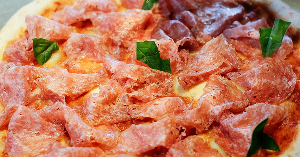 Sự khác biệt khi pizza kết hợp với salami