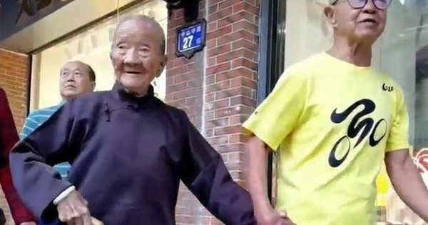 Con trai 88 tuổi đưa mẹ 110 tuổi đi mua sắm, cả phố xôn xao