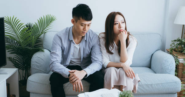 Khủng hoảng hôn nhân tiềm ẩn trong 4 biểu hiện sau của đàn ông