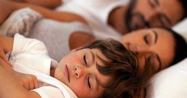 Trẻ nên ngủ với bố mẹ đến từ lứa tuổi này để tránh bị ảnh hưởng đến não bộ và dẫn đến hành vi xấu trong tương lai