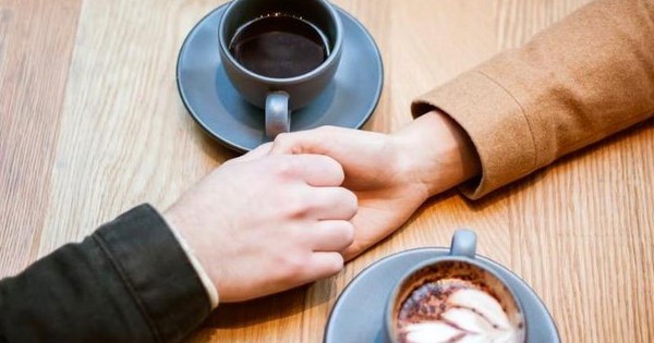 Bất ngờ phát hiện người “chị em” thân thiết thường xuyên đi uống cà phê riêng với bạn trai mình