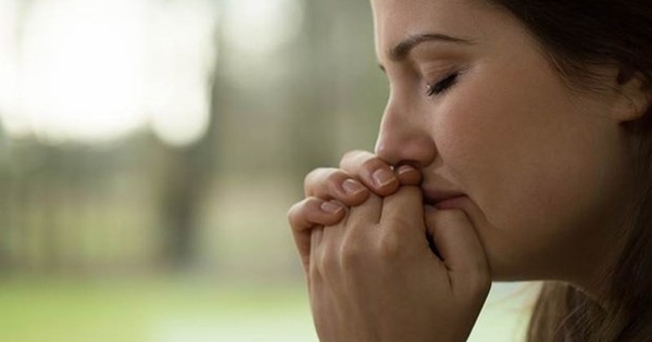Tại sao việc lắng nghe và không phê phán là quan trọng khi người trầm cảm muốn chia sẻ cảm xúc của họ?
