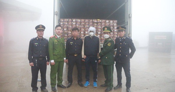 Bắt đối tượng vận chuyển 130kg pháo từ Lào về Việt Nam