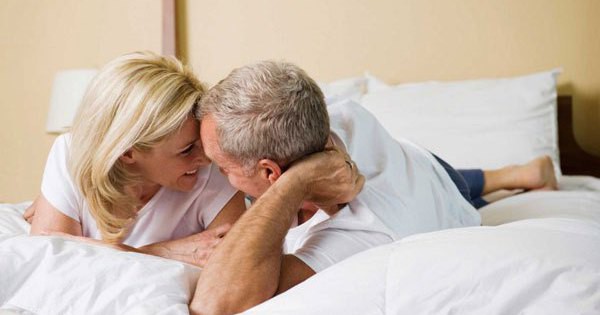 “Chuyện yêu” ở người cao tuổi, ham muốn tăng cao có bất thường?