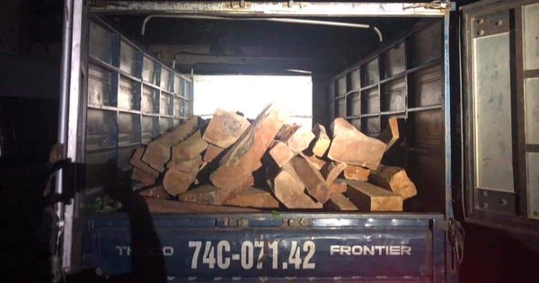 Điều tra vụ vận chuyển 2 tấn gỗ hương tía không rõ nguồn gốc