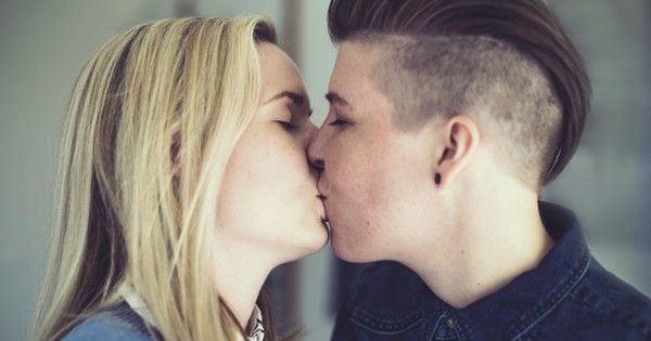 Vì sao phụ nữ thích làm điều này khi hôn?