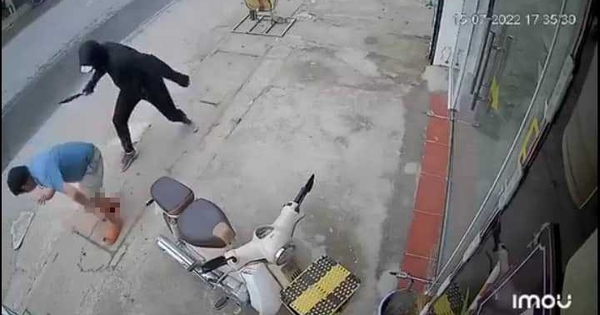 Hà Nội: Người đàn ông bị chém đứt lìa chân trên đường
