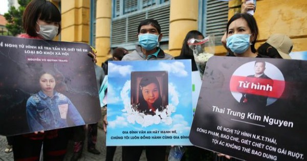 Xét xử vụ “dì ghẻ” bạo hành khiến bé gái 8 tuổi tử vong: Cận cảnh cặp tình nhân bị dẫn giải đến tòa trong sự phản ứng dữ dội của người dân
