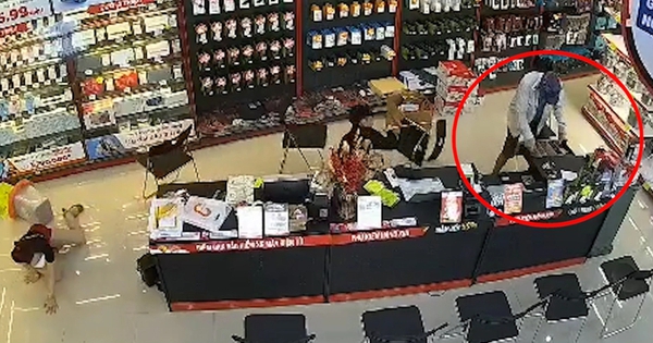TPHCM: Kẻ cướp xông vào cửa hàng điện thoại lấy tiền trong 5 giây