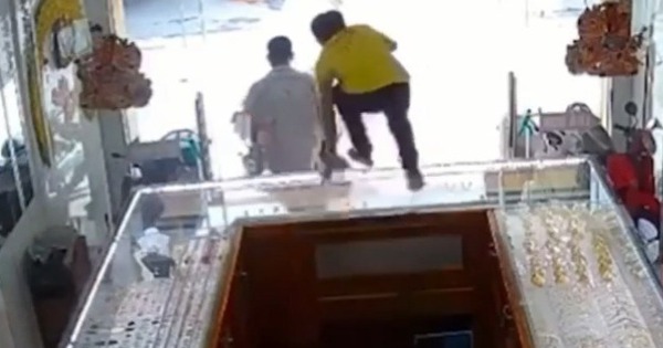 Vụ nghi cướp tiệm vàng ở TP.HCM: Camera tiết lộ màn 'phi thân' của nhân viên