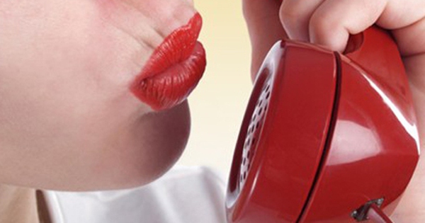 'Chuyện ấy' qua… điện thoại có gây hại cho sức khỏe?