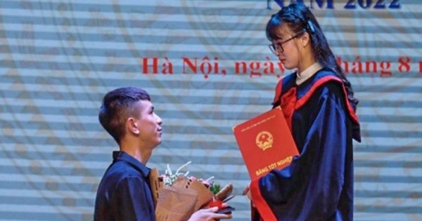 Màn cầu hôn bất ngờ ngay tại lễ tốt nghiệp đại học