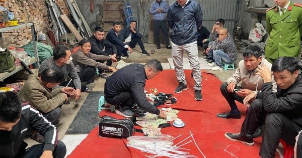 Hàng chục cảnh sát triệt phá sới bạc trong xưởng cơ khí ở Hà Nội