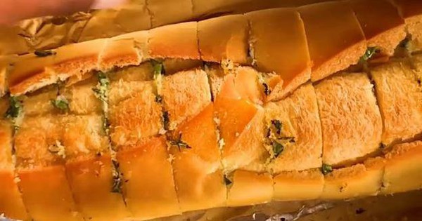 Món bánh mì trộn sốt tỏi nướng tuyệt ngon như ở nhà hàng