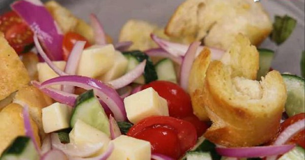 Bánh mì làm salad theo cách này rất ngon, giòn thơm, nhanh gọn, bữa ăn thêm sinh động mà không lo tăng cân