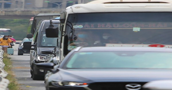 Khách đòi dừng xe đi vệ sinh trên cao tốc, tài xế có buộc phải đáp ứng?