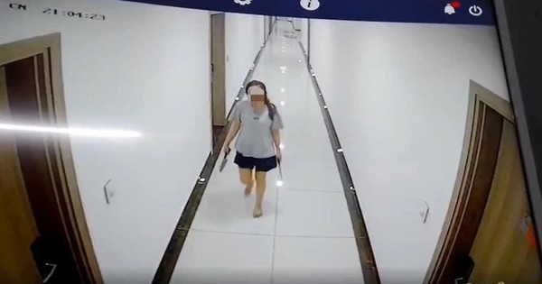 Hà Nội: Người phụ nữ cầm dao đi dọc hành lang chung cư, đe dọa người dân
