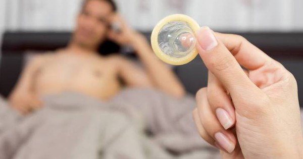 Cách đúng để sử dụng bao cao su và tránh tình trạng tuột trong quá trình quan hệ tình dục là gì?
