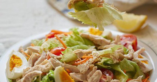 Cách làm món salad giảm cân dễ làm và ngon miệng cho một bữa tối gia đình?
